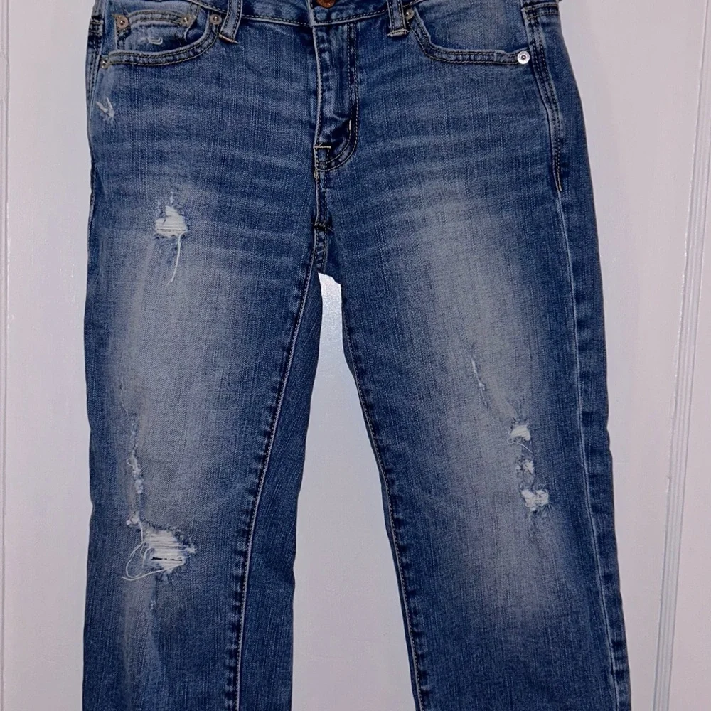 Womens AE destroyed Boy Fit cropped jeans size 2 - Picture 2 of 6